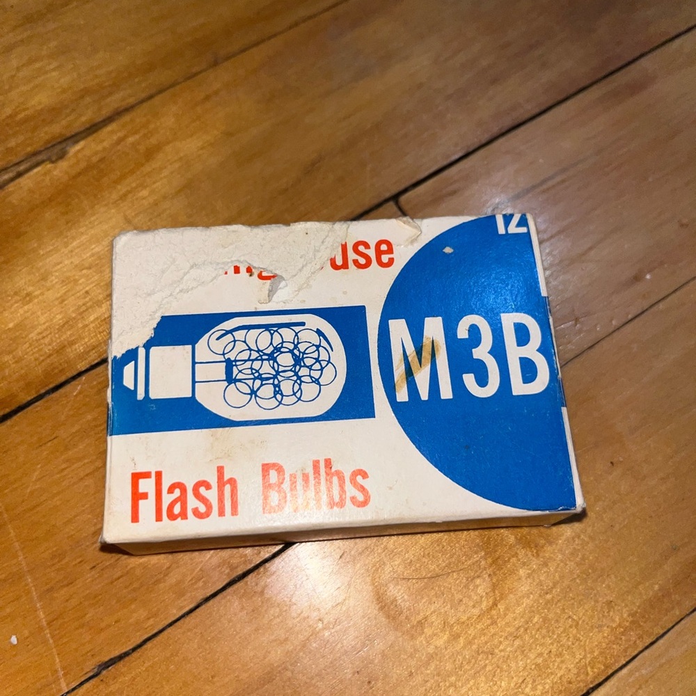 Vintage lot of 1 Box Westinghouse Flash Bulbs M3B clear and blue bulbs Lamp Pack